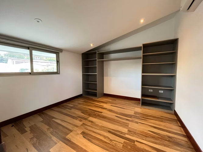 CASA INDEPENDIENTE CON AMPLITUD, PRIVACIDAD Y PATIO PRIVADO EN SAN RAFAEL DE ESCAZÚ - Imagen 17