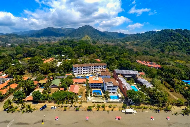 Condominio amueblado Jaco frente al mar $1400