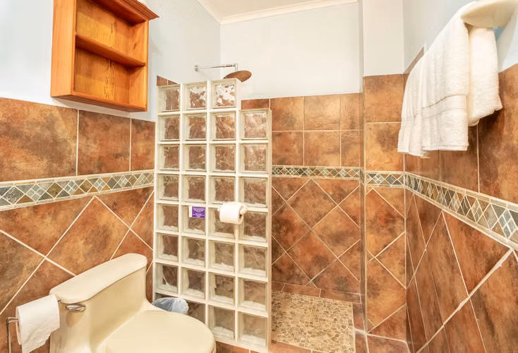 Condominio amueblado Jaco frente al mar $1400