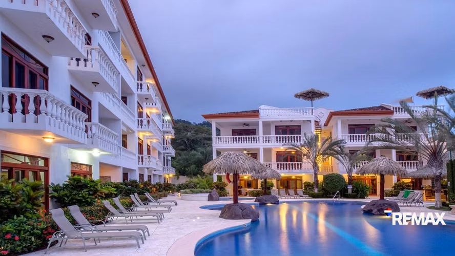 Condominio amueblado Jaco frente al mar $1400