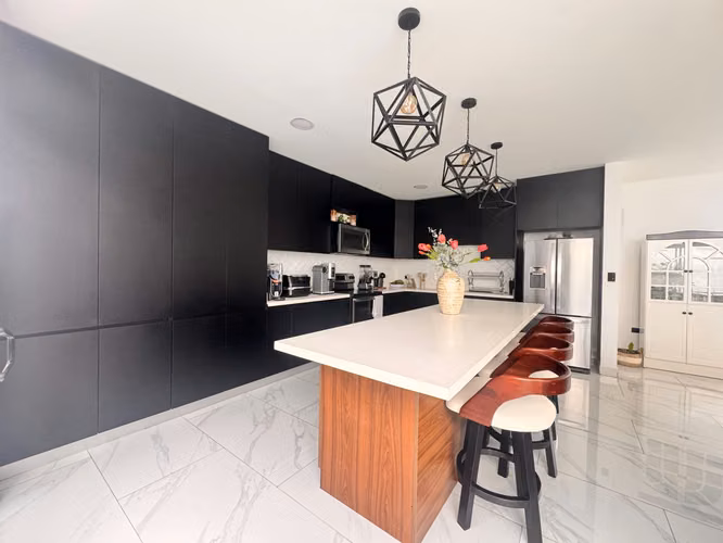 Hermosa casa a la venta, en condominio, con habitación en planta baja y parqueo para 3 vehículos - Imagen 2