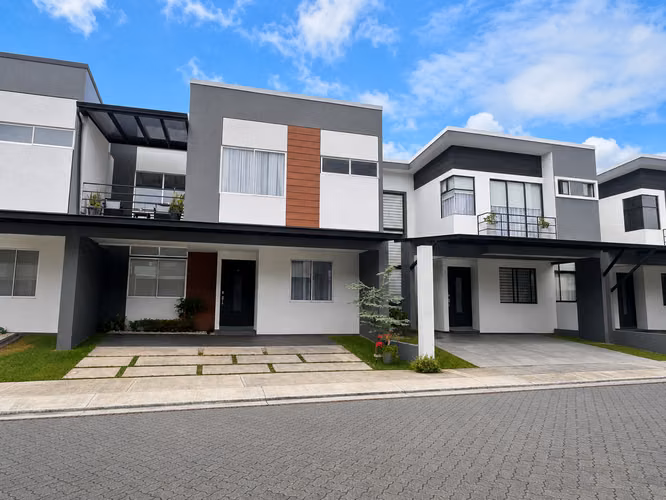 Hermosa casa a la venta, en condominio, con habitación en planta baja y parqueo para 3 vehículos