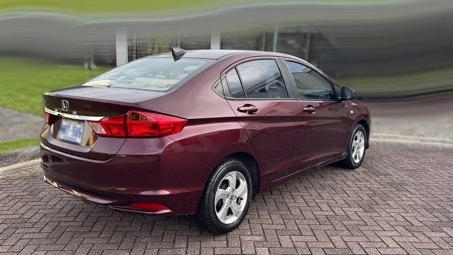 Honda City 2014 | Color Vino | 118,200 km | Precio ajustado por detalle de estéreo