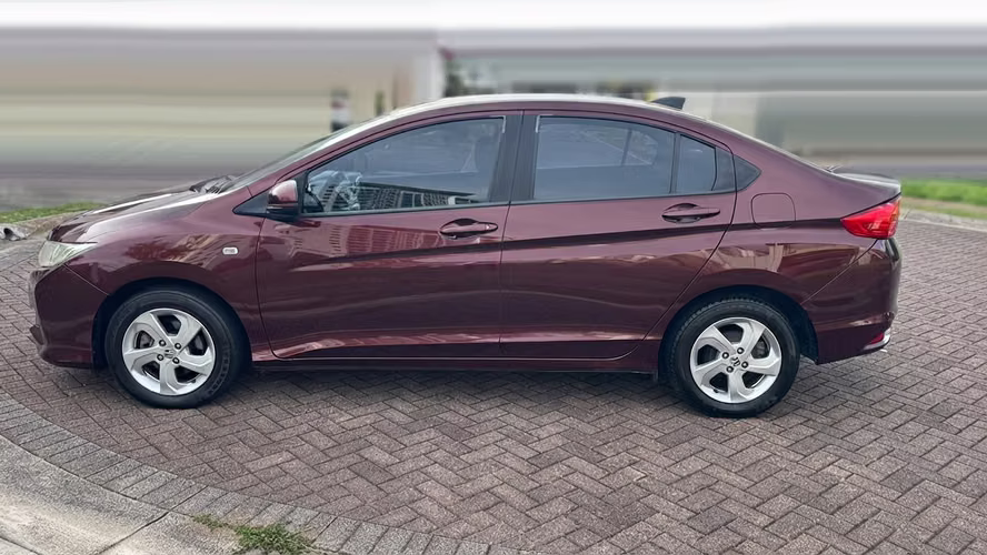 Honda City 2014 | Color Vino | 118,200 km | Precio ajustado por detalle de estéreo