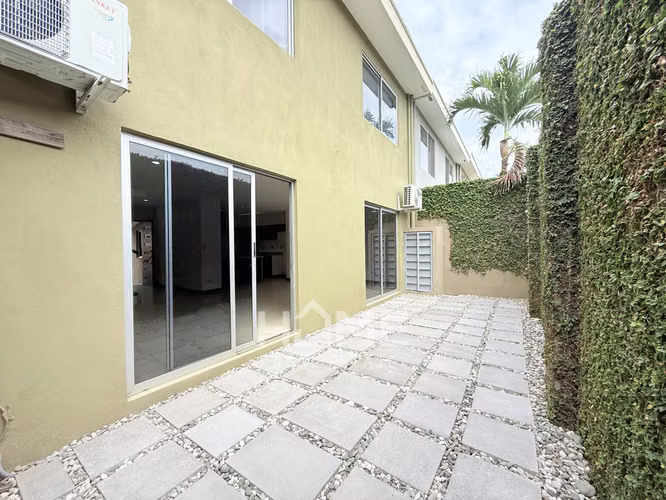 Alquiler de Casa Amplia en Santa Ana - Imagen 11