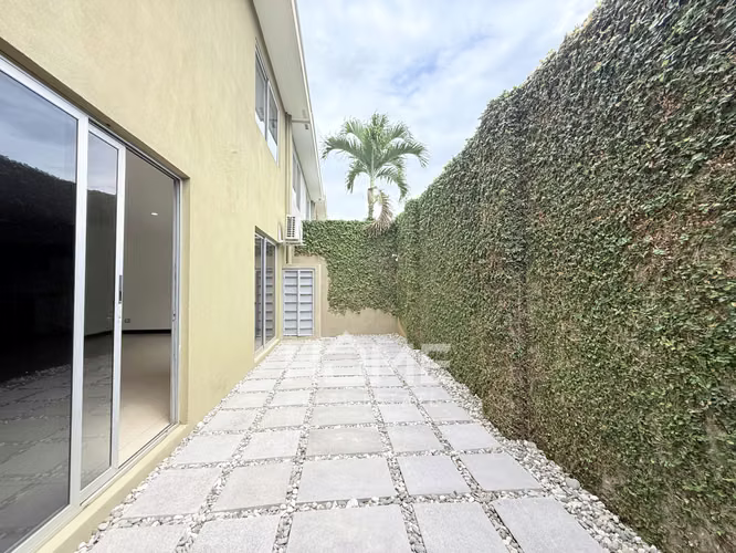 Alquiler de Casa Amplia en Santa Ana - Imagen 10