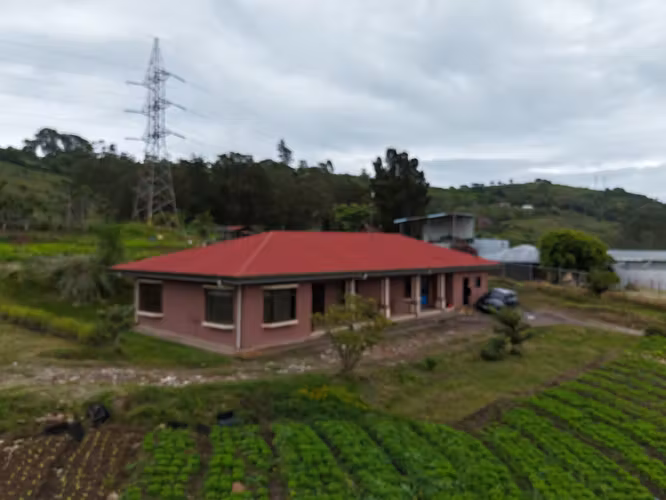 Venta de Quinta en San Rafael Cartago con 4 apartamentos, 2 bodegas y 1 casa