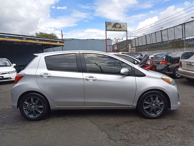 Toyota yaris hatchback - Imagen 4