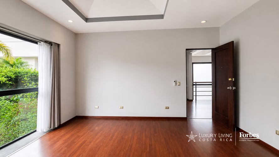 21530 - Casa de 4 hab en alquiler con oficina y jardín en Cerro Real, Escazú - Imagen 19