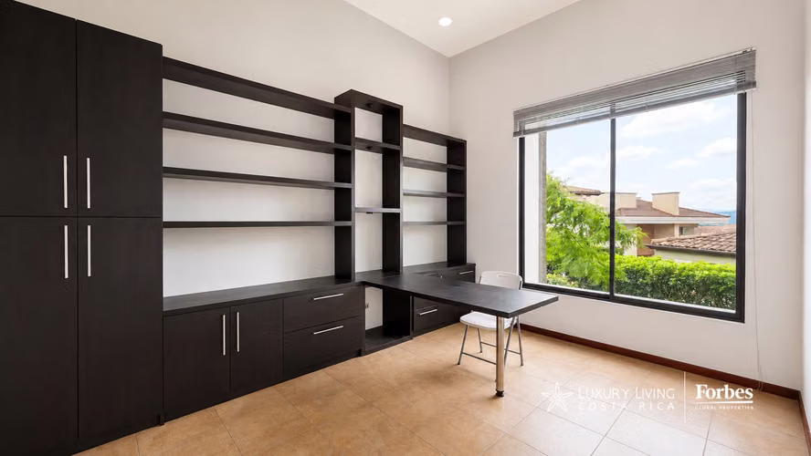 21530 - Casa de 4 hab en alquiler con oficina y jardín en Cerro Real, Escazú - Imagen 11