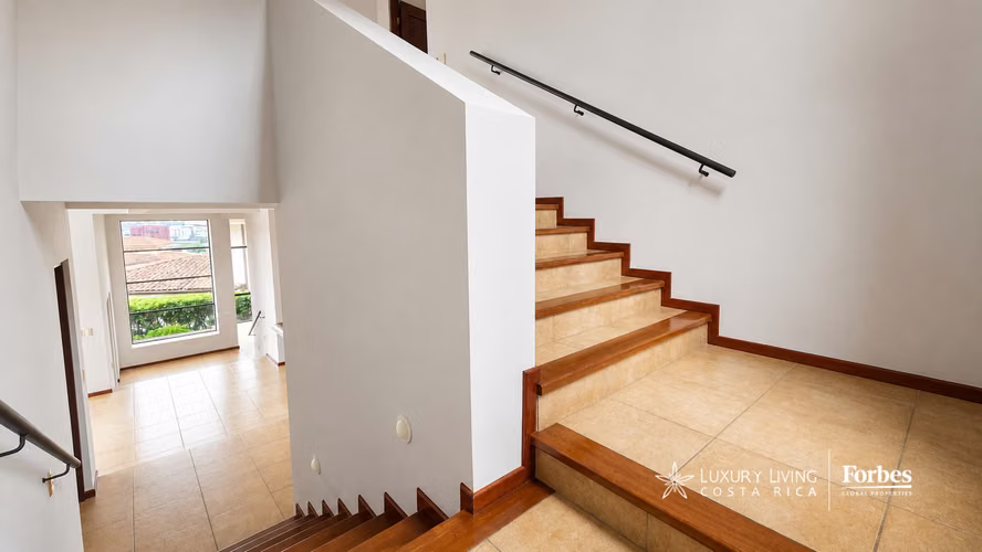 21530 - Casa de 4 hab en alquiler con oficina y jardín en Cerro Real, Escazú - Imagen 14