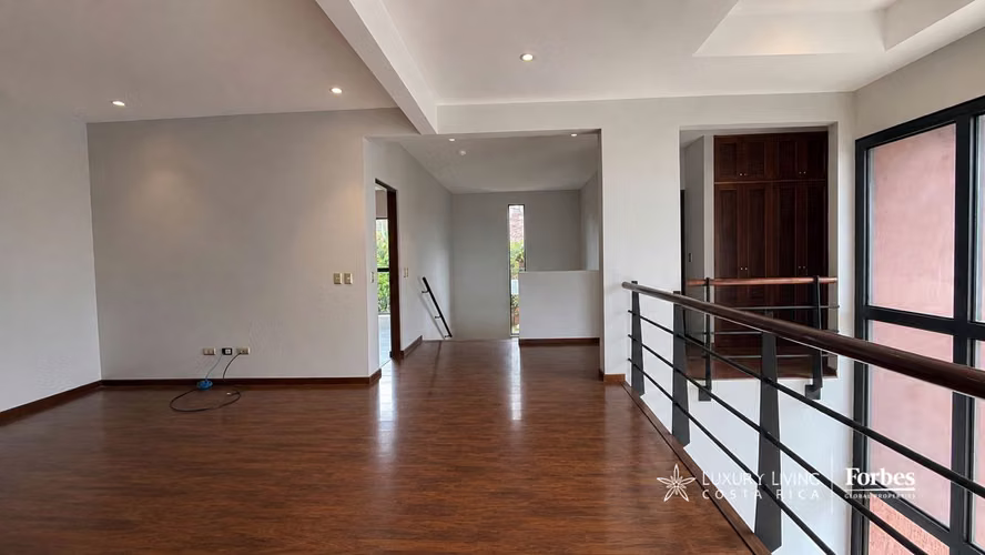 21530 - Casa de 4 hab en alquiler con oficina y jardín en Cerro Real, Escazú - Imagen 17