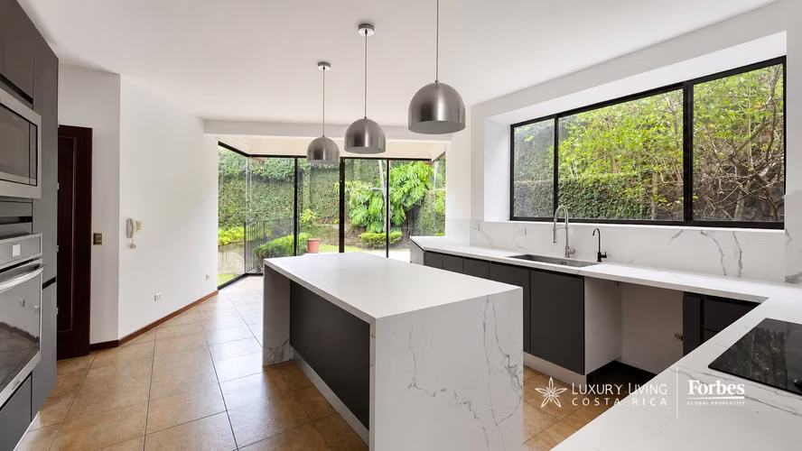 21530 - Casa de 4 hab en alquiler con oficina y jardín en Cerro Real, Escazú - Imagen 2