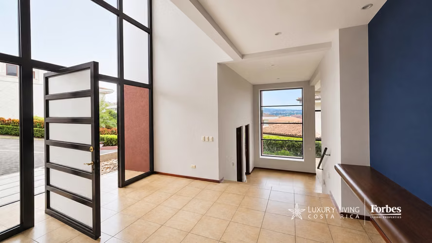 21530 - Casa de 4 hab en alquiler con oficina y jardín en Cerro Real, Escazú - Imagen 7