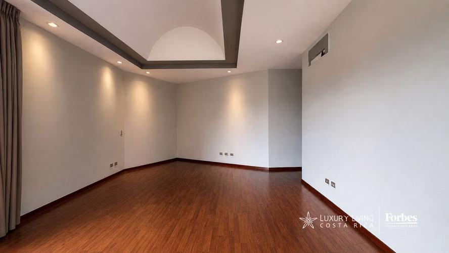 21530 - Casa de 4 hab en alquiler con oficina y jardín en Cerro Real, Escazú - Imagen 16