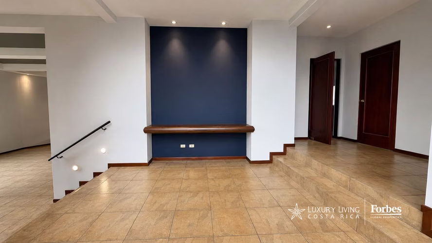 21530 - Casa de 4 hab en alquiler con oficina y jardín en Cerro Real, Escazú - Imagen 13
