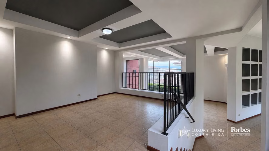 21530 - Casa de 4 hab en alquiler con oficina y jardín en Cerro Real, Escazú - Imagen 9