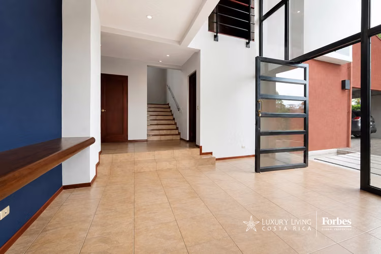 21530 - Casa de 4 hab en alquiler con oficina y jardín en Cerro Real, Escazú - Imagen 8