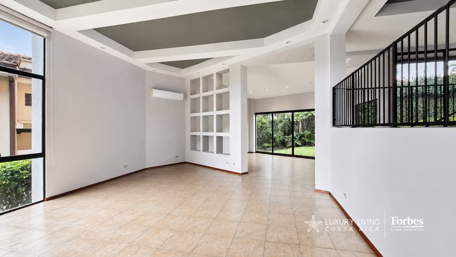 21530 - Casa de 4 hab en alquiler con oficina y jardín en Cerro Real, Escazú - Imagen 6