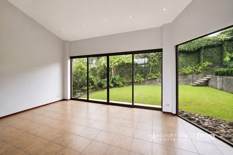 21530 - Casa de 4 hab en alquiler con oficina y jardín en Cerro Real, Escazú - Imagen 5