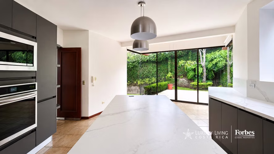 21530 - Casa de 4 hab en alquiler con oficina y jardín en Cerro Real, Escazú - Imagen 3
