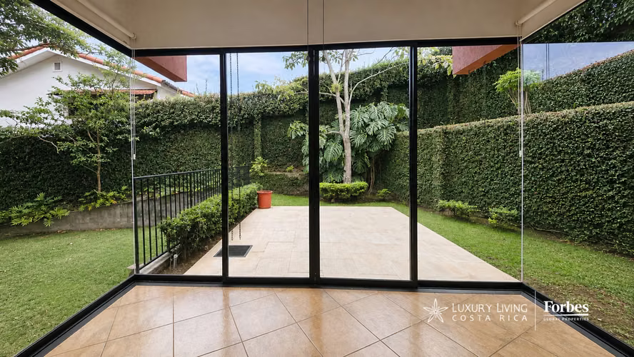 21530 - Casa de 4 hab en alquiler con oficina y jardín en Cerro Real, Escazú - Imagen 4