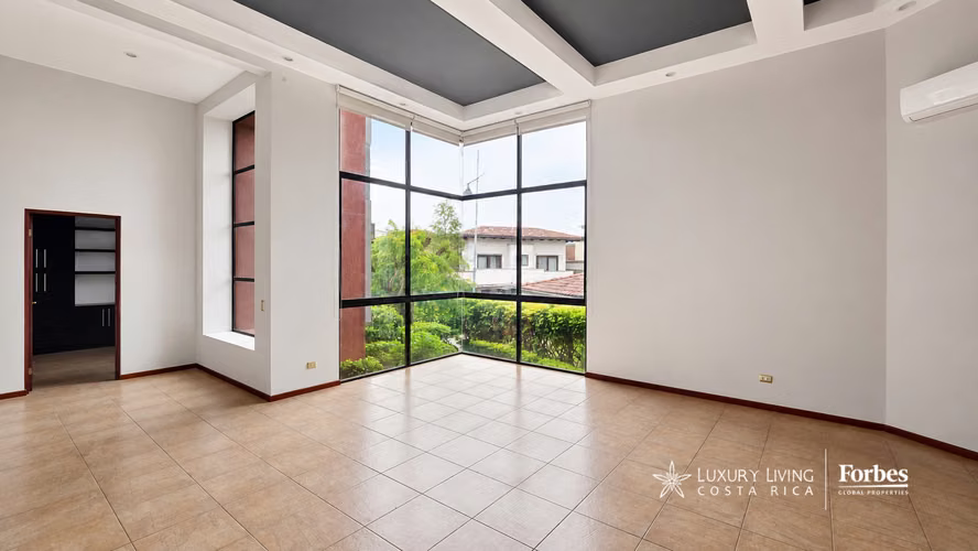21530 - Casa de 4 hab en alquiler con oficina y jardín en Cerro Real, Escazú - Imagen 12