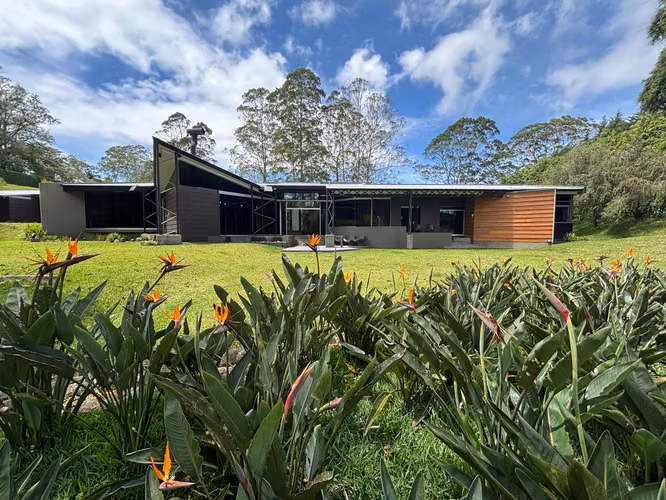 Casa contemporánea de un solo nivel en 14.000 m² de terreno en Dulce Nombre de Tres Ríos