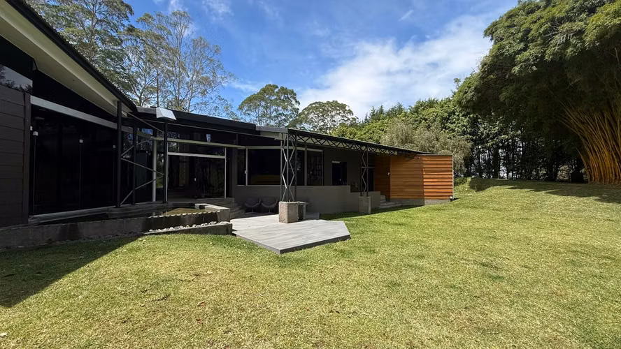 Casa contemporánea de un solo nivel en 14.000 m² de terreno en Dulce Nombre de Tres Ríos - Imagen 9