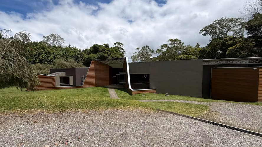 Casa contemporánea de un solo nivel en 14.000 m² de terreno en Dulce Nombre de Tres Ríos - Imagen 15