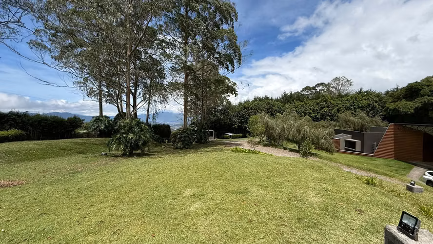 Casa contemporánea de un solo nivel en 14.000 m² de terreno en Dulce Nombre de Tres Ríos - Imagen 12