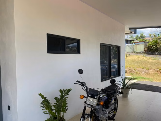 Vendo casa en San Pedro de Poas, de un piso, reciente construcción, con amplias zonas verdes
