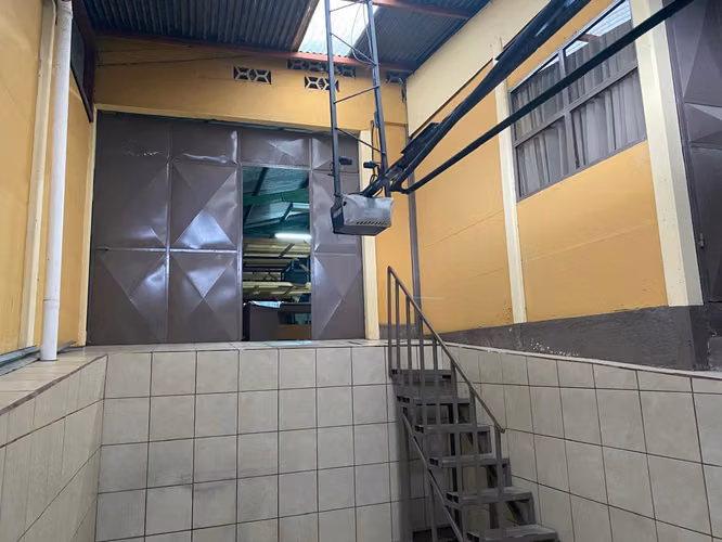 Venta de propiedad con bodega construida, apta para desarrollo de apartamentos, o alguna actividad comercial - Imagen 15