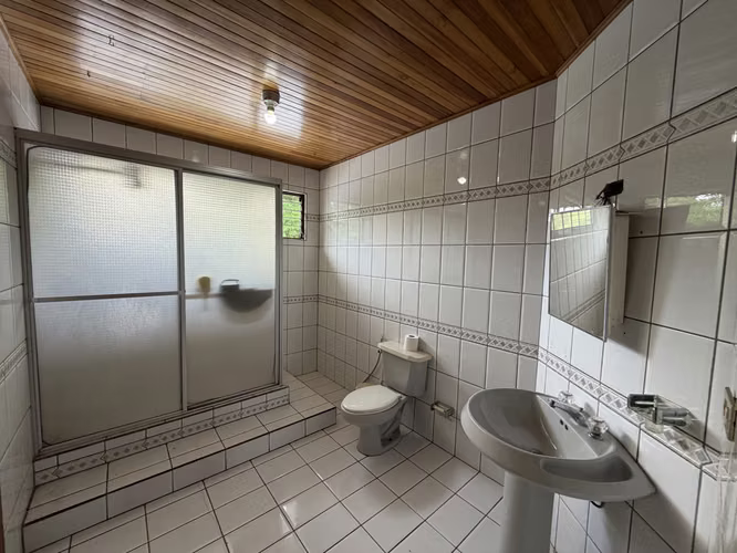 Vendo casa en Ángeles de San Rafael, Heredia. Propiedad 2.000 m2 con casa amplia - Imagen 12