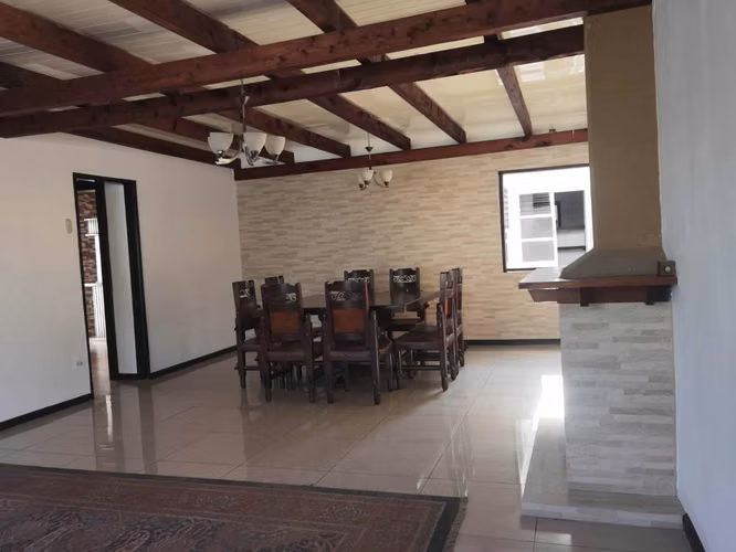 ALQUILO AMPLIA CASA EN LOS YOSES, IDEAL PARA OFICINAS