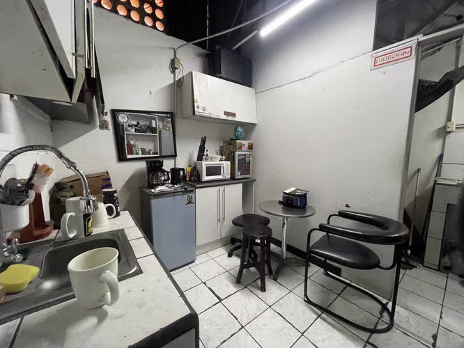 Venta de 2 Locales, para remodelar en San Pedro! P563 - Imagen 5