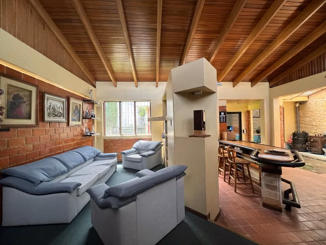 Casa en venta en Moravia. USO MIXTO PARA REMODELAR! P271