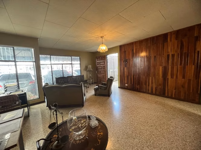 Casa en venta en Moravia. USO MIXTO PARA REMODELAR! P271