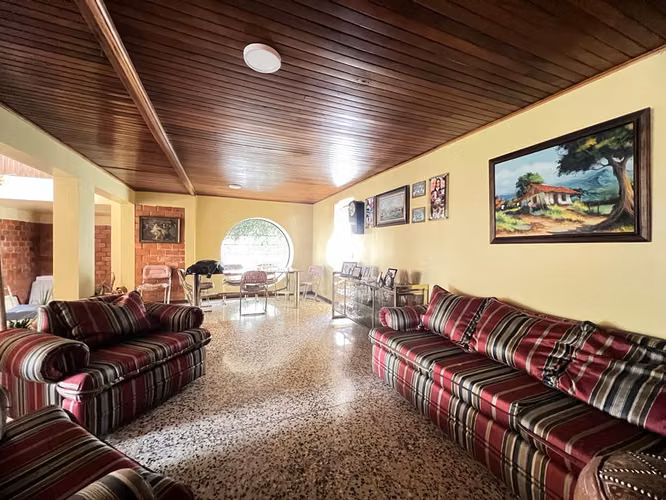Casa en venta en Moravia. USO MIXTO PARA REMODELAR! P271