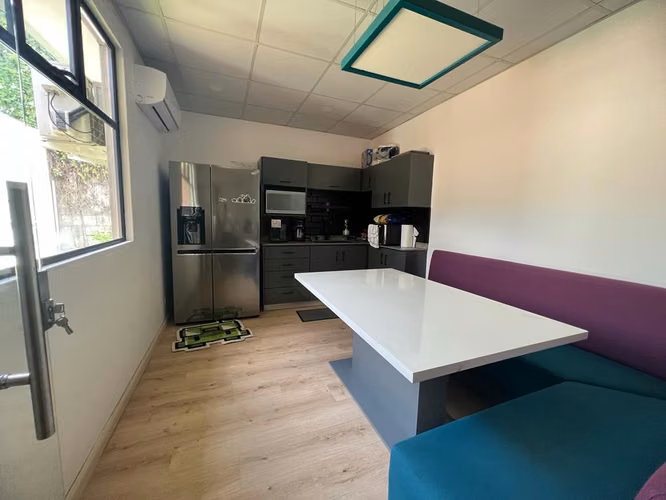 Casa en venta en Moravia. USO MIXTO PARA REMODELAR! P271
