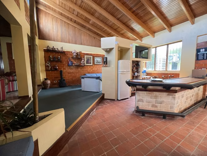 Casa en venta en Moravia. USO MIXTO PARA REMODELAR! P271