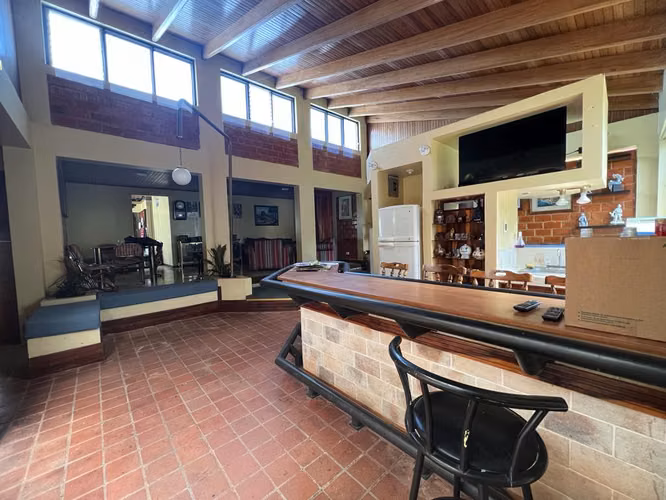 Casa en venta en Moravia. USO MIXTO PARA REMODELAR! P271