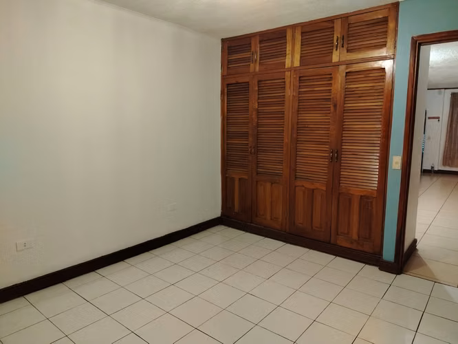 CASA EN VENTA EN ROHRMOSER – UNA PLANTA CON JARDIN! P616 - Imagen 9