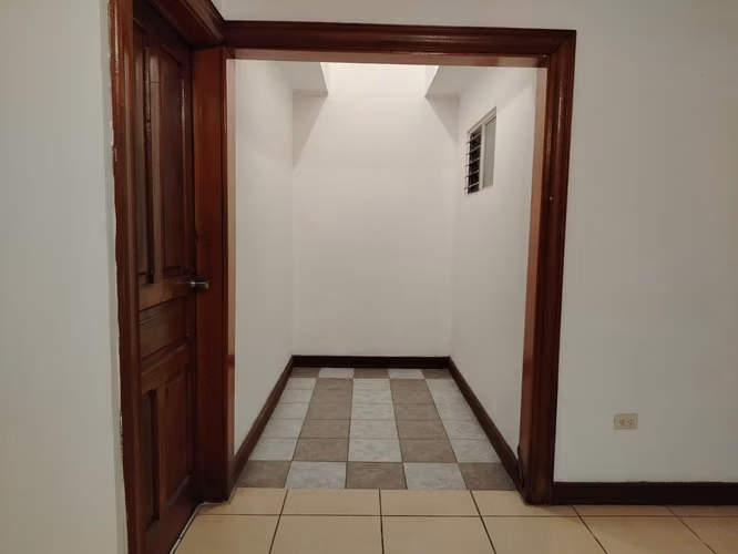 CASA EN VENTA EN ROHRMOSER – UNA PLANTA CON JARDIN! P616 - Imagen 8