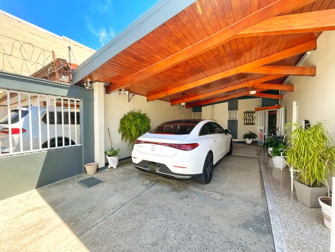 CASA DE UNA PLANTA EN ROHRMOSER CON USO DE SUELO MIXTO! P604