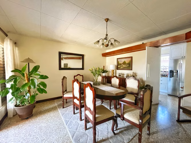 CASA DE UNA PLANTA EN ROHRMOSER CON USO DE SUELO MIXTO! P604