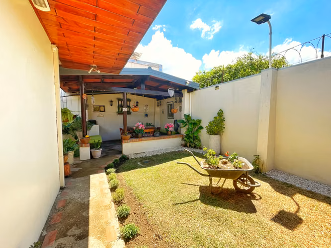 CASA DE UNA PLANTA EN ROHRMOSER CON USO DE SUELO MIXTO! P604