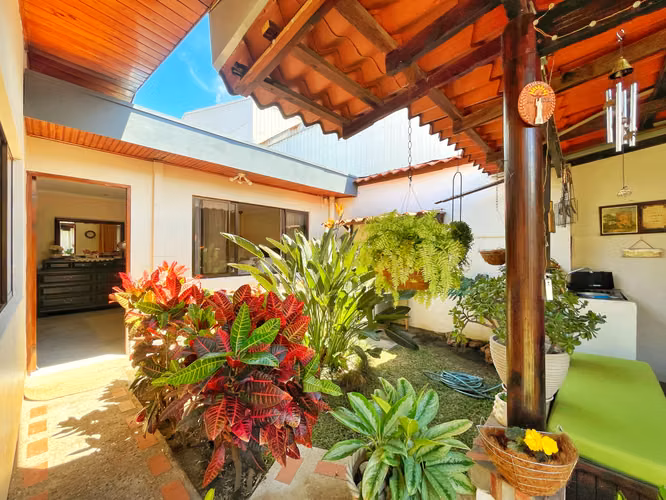 CASA DE UNA PLANTA EN ROHRMOSER CON USO DE SUELO MIXTO! P604