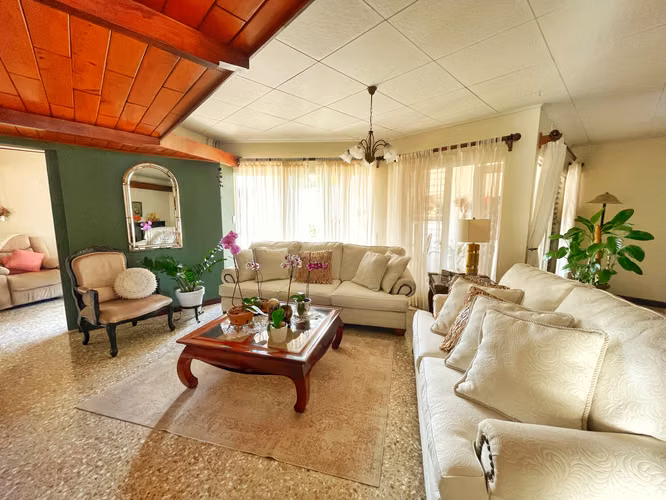 CASA DE UNA PLANTA EN ROHRMOSER CON USO DE SUELO MIXTO! P604