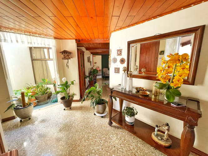 CASA DE UNA PLANTA EN ROHRMOSER CON USO DE SUELO MIXTO! P604